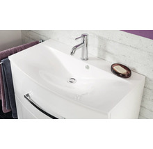 Meuble sous-lavabo moderne blanc avec vasque intégrée, robinetterie chromée et grande poignée sur le tiroir.