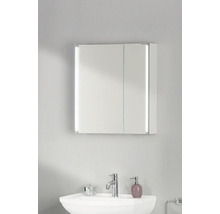 Armoire de toilette à deux portes avec éclairage LED latéral au-dessus d'un lavabo dans une salle de bains.