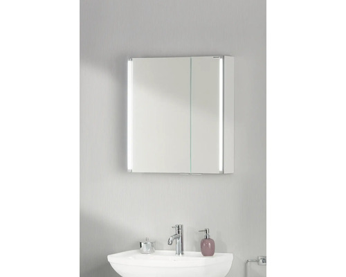Armoire de toilette à deux portes avec éclairage LED latéral au-dessus d'un lavabo dans une salle de bains.