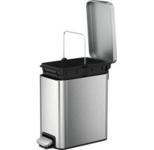 Poubelle à pédale rectangulaire en acier inoxydable avec couvercle ouvert et seau intérieur amovible en plastique avec poignée.