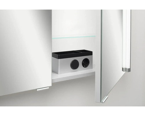 Spiegelschrank-Innenraum mit Steckdose, Drehschalter und Glaseinlegeboden.