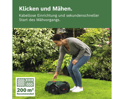 Eine Frau bedient einen Bosch Mähroboter in einem hellen, gepflegten Garten auf einer Rasenfläche. Empfohlen für 200 Quadratmeter.