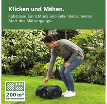 Eine Frau startet einen Mähroboter auf einer Rasenfläche in einem hellen, bepflanzten Garten. Empfohlen für bis zu 200 Quadratmeter.