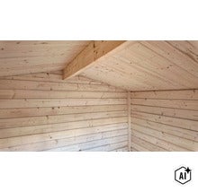 Vue intérieure d une maison de jardin en bois massif brut avec planches murales et poutres de toit apparentes. (Image AI modified or generated)