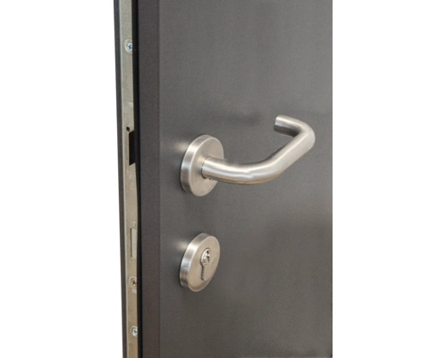 Poignée de porte en acier inoxydable avec rosaces rondes et cylindre de serrure montés sur une porte.