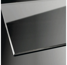 Plaque en plastique noire avec surface lisse et bord découpé précis.