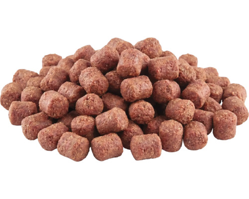Tas de friandises cylindriques pour chiens à base de viande.