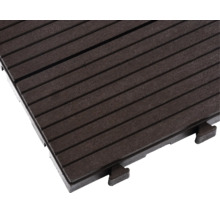 Dunkelbraune Terrassenfliese aus Holz-Kunststoff-Verbundwerkstoff mit geriffelter Oberfläche und Klick-System.
