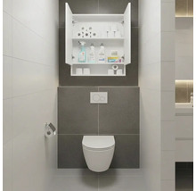 Wand-WC mit geöffnetem weißen Hängeschrank darüber, gefüllt mit Toilettenpapier und Putzmitteln in einem modern gefliesten Badezimmer.