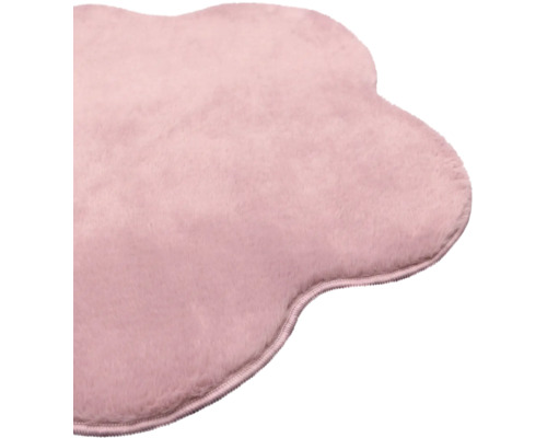Weicher, rosa Plüschteppich in unregelmäßiger Wolkenform mit geketteltem Rand.