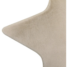 Vue détaillée d'un tapis en fausse fourrure beige doux avec une surface pelucheuse.