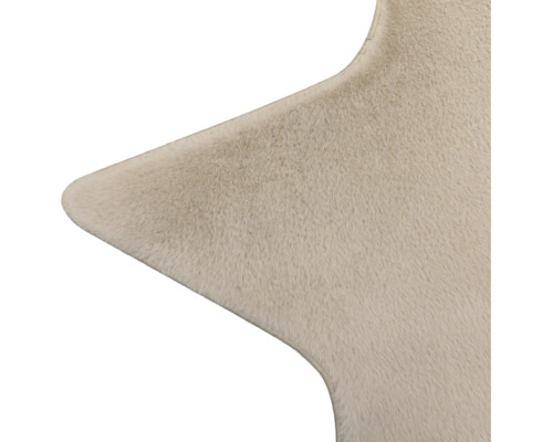 Vue détaillée d'un tapis en fausse fourrure beige doux avec une surface pelucheuse.