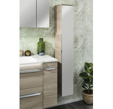 Colonne de salle de bains moderne avec porte miroir et corps aspect bois à côté d'un meuble sous lavabo et d'une armoire de toilette.