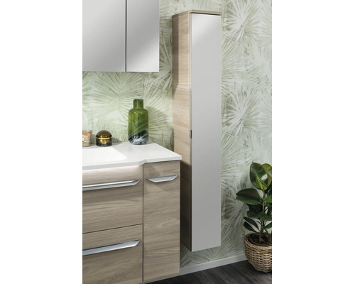 Colonne de salle de bains moderne avec porte miroir et corps aspect bois à côté d'un meuble sous lavabo et d'une armoire de toilette.