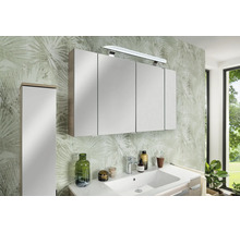 Modernes Badezimmer mit viertürigem Spiegelschrank, Hochschrank, integrierter Beleuchtung, Waschtisch und Armatur.