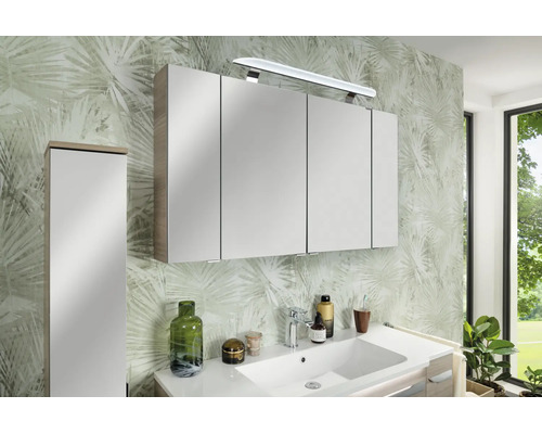 Modernes Badezimmer mit viertürigem Spiegelschrank, Hochschrank, integrierter Beleuchtung, Waschtisch und Armatur.