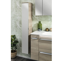Moderner Badezimmer-Hochschrank und Unterschrank in Holzoptik mit hellen Fronten vor einer Tapete mit Palmenmuster.