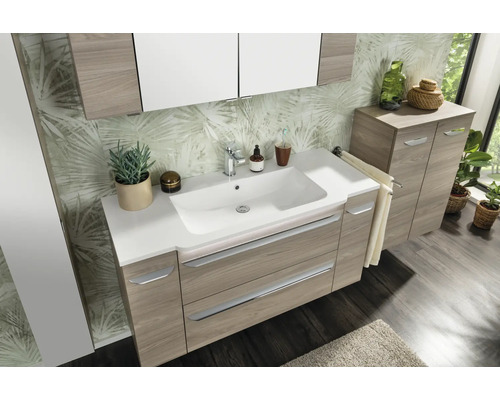 Ensemble de salle de bain moderne aspect bois clair avec meuble sous vasque large, lavabo blanc, armoire de toilette et colonne assortie.