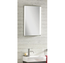 Miroir de salle de bain moderne avec éclairage LED vertical, lavabo blanc et robinet chromé sur un mur texturé.