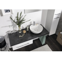 Modernes Badezimmer mit weißem Aufsatzwaschbecken auf einer dunklen Arbeitsplatte in Steinoptik und weißem Waschtischunterschrank.