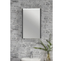 Moderner Badezimmer-Spiegelschrank mit LED-Beleuchtung über einem Waschbecken an einer Wand in Steinoptik.