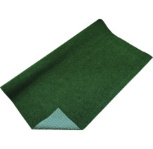 Tapis de gazon en feutre aiguilleté vert avec picots de drainage au dos.