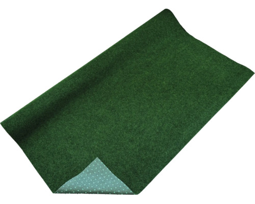 Tapis de gazon en feutre aiguilleté vert avec picots de drainage au dos.