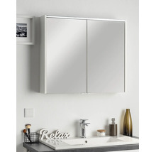 Armoire de toilette à deux portes dans une salle de bains moderne au-dessus d'un lavabo avec robinet et décoration.