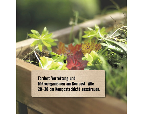 Gartenabfälle in einem Holzkomposter mit Hinweistext zur Förderung der Verrottung und Ausbringung alle 20 bis 30 Zentimeter.