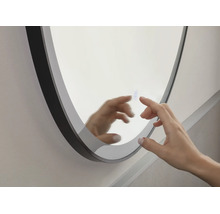 Miroir de salle de bain LED rond avec cadre noir et capteur tactile.