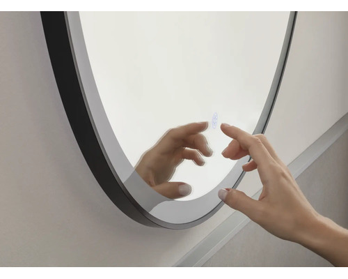 Miroir de salle de bain LED rond avec cadre noir et capteur tactile.