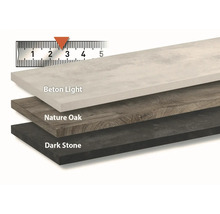 Drei Arbeitsplattenmuster in den Ausführungen Beton Light, Nature Oak und Dark Stone mit einem Lineal, das eine Stärke von circa 27 Millimetern zeigt.