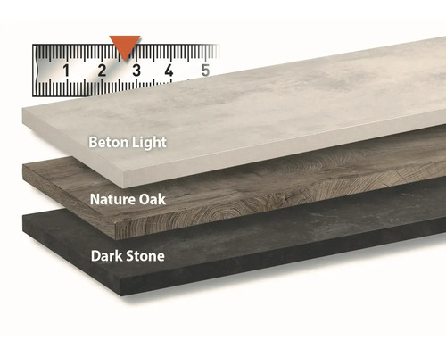 Drei Arbeitsplattenmuster in den Ausführungen Beton Light, Nature Oak und Dark Stone mit einem Lineal, das eine Stärke von circa 27 Millimetern zeigt.