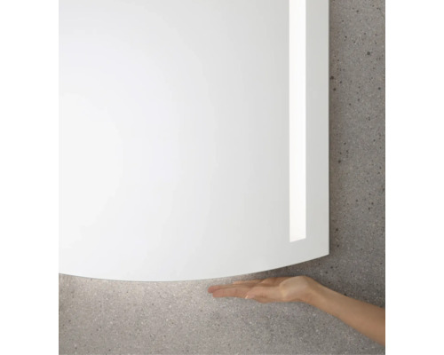 Miroir de salle de bain avec éclairage LED intégré et commande par capteur sur la partie inférieure pour une utilisation sans contact.