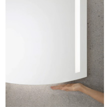 Miroir de salle de bain avec éclairage LED intégré et commande par capteur sur la partie inférieure pour une utilisation sans contact.