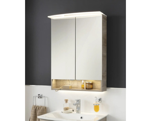 Armoire de toilette à deux portes avec luminaire LED et compartiment ouvert éclairé en aspect bois au-dessus d'un lavabo.