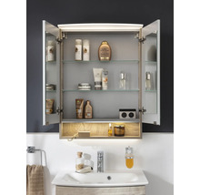 Armoire de toilette ouverte avec éclairage LED, étagères en verre et prise au-dessus d'un lavabo en aspect bois.
