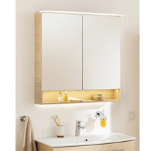 Armoire de toilette à deux portes aspect bois, éclairage LED en haut et en bas et rangement ouvert au-dessus d'un lavabo.