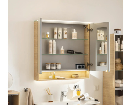 Armoire de toilette pour salle de bains avec éclairage LED, compartiment ouvert, étagères en verre et parois latérales décor bois.