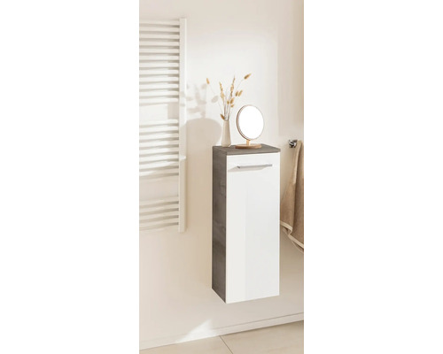 Meuble de salle de bain suspendu moderne avec façade blanche et corps en bois sombre dans une salle de bain lumineuse et ordonnée.