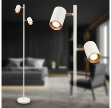 Lampadaire moderne avec deux spots orientables en métal et détails en bois dans un intérieur lumineux et minimaliste.