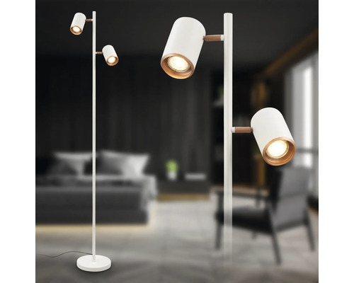 Lampadaire moderne avec deux spots orientables en métal et détails en bois dans un intérieur lumineux et minimaliste.