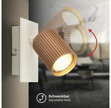 Applique murale avec tête de spot orientable aspect bois et support blanc.