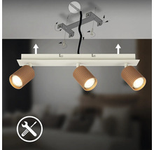 Plafonnier à 3 spots avec abat-jour nervurés aspect bois, illustration du montage au plafond avec support et vis.