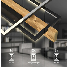 Plafonnier LED en bois et métal noir doté de trois niveaux de commutation pour l éclairage principal et le rétroéclairage.