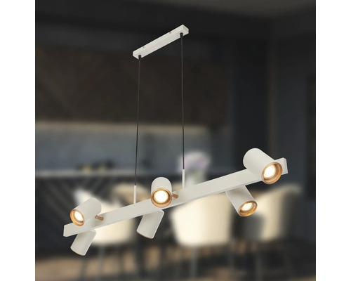 Suspension moderne avec six spots orientables, finition blanche avec accents aspect bois, suspendue par deux câbles.