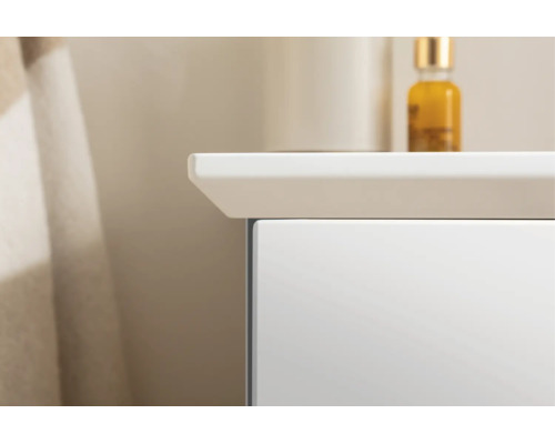 Vue détaillée d'un lavabo sur un meuble sous-vasque dans une salle de bains.