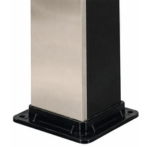 Quadratischer Pfostensockel aus Metall und Kunststoff in Silber und Schwarz mit Montageplatte zur Bodenbefestigung.