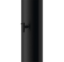 Schwarze Außendusche Säule mit integriertem Wasserhahn.