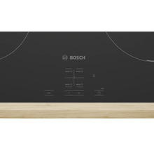 Bosch Logo auf dem Bedienfeld eines Induktionskochfelds mit Touch-Steuerung, Boost-Funktion, Timer und Kindersicherung.